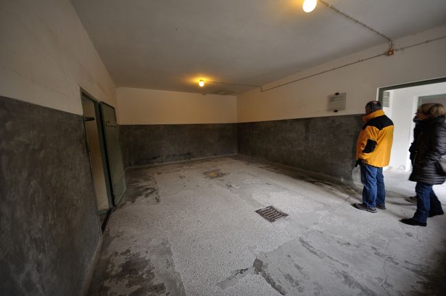 ガス室の隣り（前室の反対側）の、遺体一時置き場。