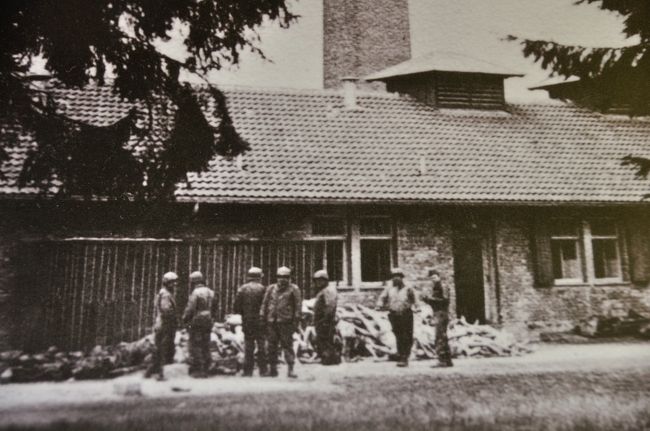 写真は建物の外にもあふれる遺体。