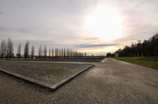 こうした負の遺産は、夢のようなロマンティック街道観光と<br />相容れないかもしれない。<br />ただ、アウシュヴィッツはアクセスが悪く「ちょっと行ってみる」<br />で行ける場所ではないのだが、ここは本当にアクセスがいい。<br />ミュンヘンから半日あれば楽に行って帰ってこれるので、是非<br />多くの方に訪ねていただきたいと思いました。