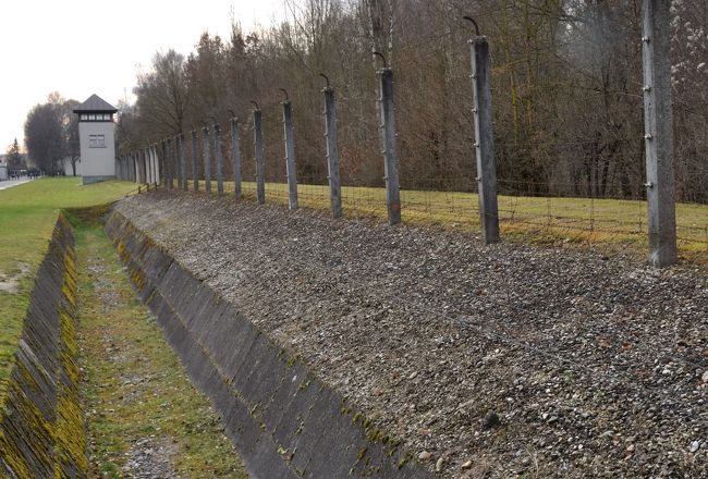 収容所外周には堀が掘られ、高圧電流が流れる有刺鉄線と、<br />SSの目が光る7つの監視塔が。