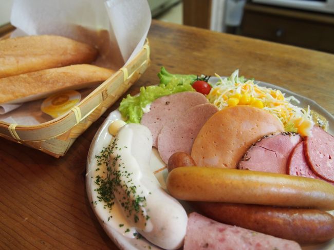 お昼をちょっとずらして、念願のこのお店。<br />歩人にやってきました。<br />ソーセージの盛り合わせ！テンション上がります！<br /><br />お店はそれほど広くないです。<br />時間をずらしていったけど、カウンターしか空いてませんでした。