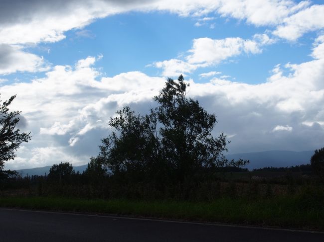 １日目は降ったりやんだりの天気。<br />時にこんな青空を見ることができます。