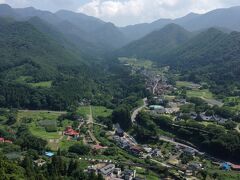 眼下には街並みが広がり、先ほど電車を降りた山寺駅が小さく見えます。とても景色の良いところでした。