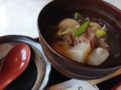 お昼ご飯にします。お蕎麦も芋煮も美味しかったです。

レストランおのや