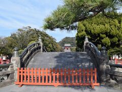鎌倉に来たなら寄らない訳にはいかない鶴岡八幡宮。

円覚寺、建長寺とは比べものにならない人出です。