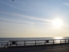 七里ヶ浜駅からホテルまでは１０分弱。

海岸沿いの国道をのんびり歩いて行きます。