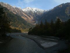 河童橋に戻ってきました。朝はまだ梓川には日が当たっていません。