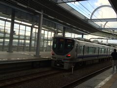 りんくうタウン駅にて。

大阪方面から到着した関空快速。一旦回送して改めて入線します。