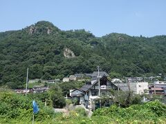駅からすぐそこに立石寺が見えます。山々は壁のようです。