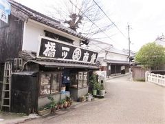 「餅商一ッ橋」と誇らしげな渋い看板が上がっています～、文字通り餅屋です。

創業は大正時代なので１００年余りご夫婦で頑張って来られて店で、素朴な揚餅や焼餅などが自慢で、新町通りの顔とも言うべき存在ですね。

＊詳細はクチコミでお願いします