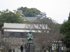 加藤清正像の向こうに熊本城です。