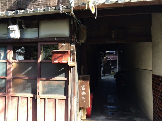 鰻の寝床な細長い造り。