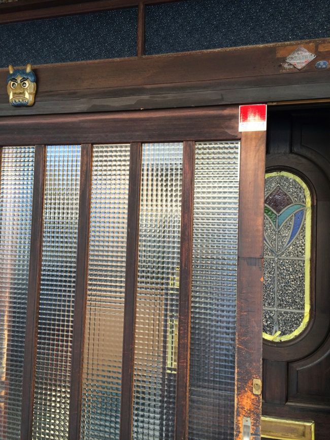 戸の向こうも気になる。。ステンドグラスが。