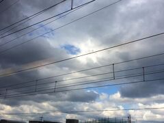 嫌な雲行きです。

日根野駅付近にて。