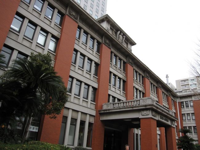 信号を曲がるとすぐ、横浜第２合同庁舎があります。