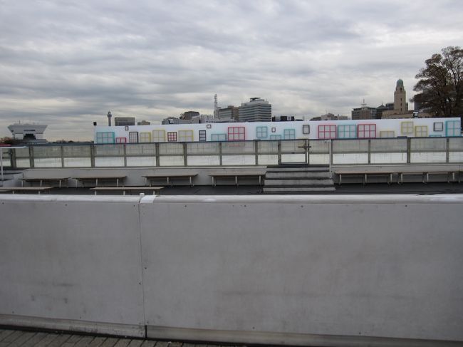 赤レンガ倉庫に到着。<br />アイスリンクはまだ建築中？<br />それとも平日昼間だからしまっていたのかな？