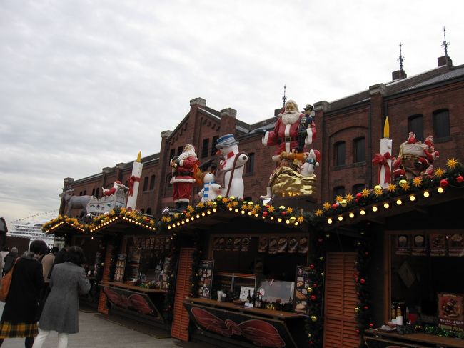 屋台が並んでいますが、ドリンクにはアイスメニューもたくさん……この日は寒かったので「どこに需要が」と友人と言い合う。