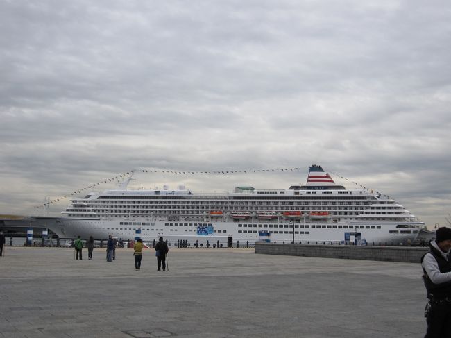 大桟橋に飛鳥2が停泊していた。でかい。山のよう。<br />ちなみに大桟橋は開国後の第一工事。