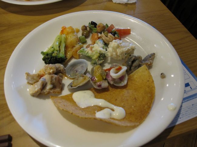 料理2。<br />あとデザートも食べた。<br />アイスが複数種類&amp;トッピングソースも充実していて、なかなかいいブッフェだった。