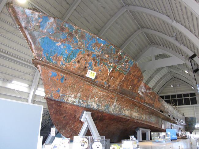 さて、どこに行こうか？　と話し合い、前々から気になっていた海上保安資料館横浜館へ。<br />場所は赤レンガのすぐ隣、外観は撮り忘れましたが、はっきり言ってショボイ（笑）<br />赤レンガ倉庫よりもよっぽど倉庫っぽい建物ですが、そこにドデン、と不審船。