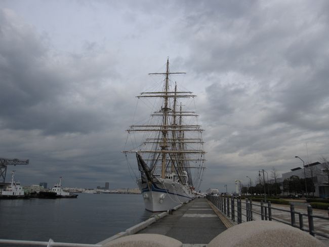 臨港パーク方面に歩く途中、帆船が見えた。<br />日本丸、と見えた気がするけれど、現役なのかな？