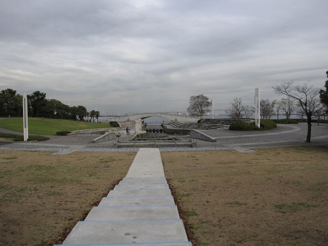 山下公園に比べて人が少ないけど、花火大会の時は賑わう。