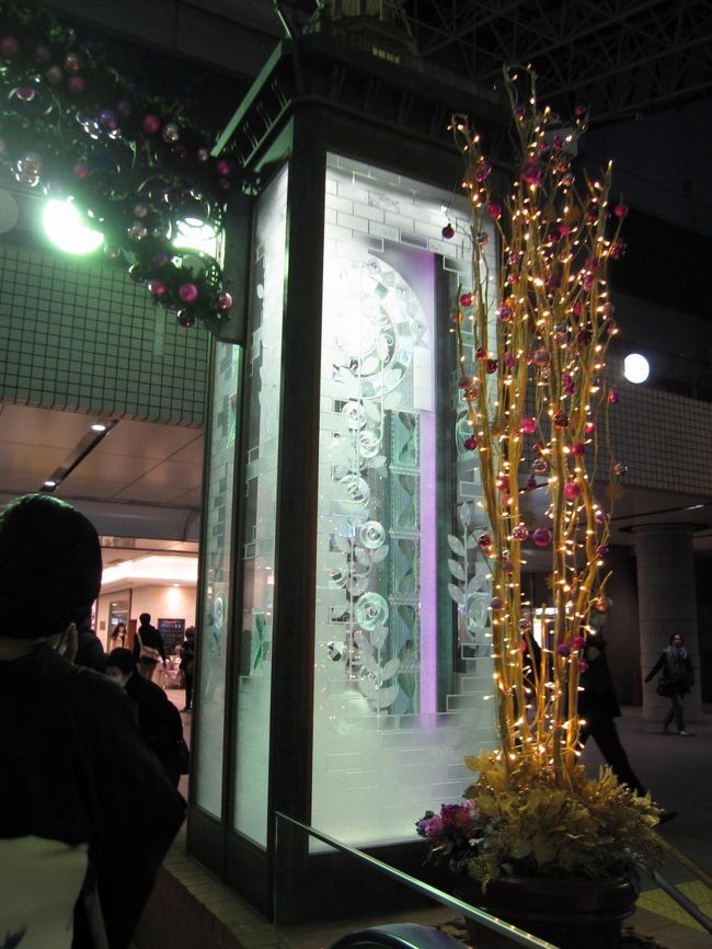 暗くなってきたので、PORTA横濱三塔物語に光が灯っていた。<br />飲食以外金をかけない横浜の旅はこれにて終了。<br />無料の資料館二つはおすすめです。ちょっとでも興味が湧いたら、行ってみてください。