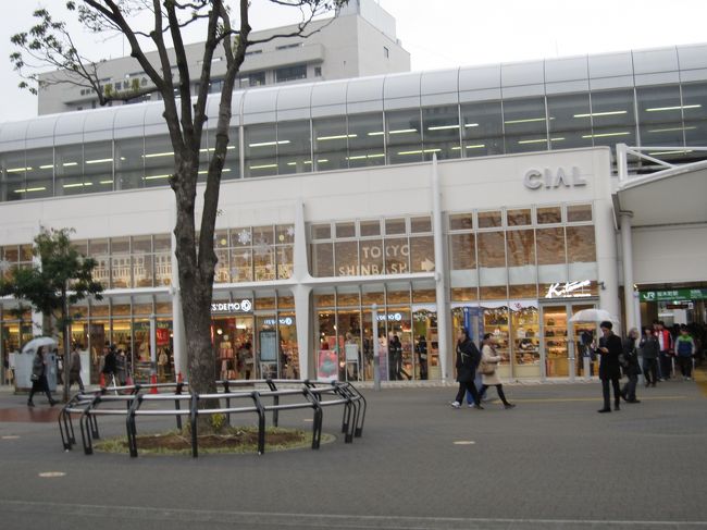 桜木町駅の外観。<br />今年に入ってから駅構内にシァルができて、お土産物や飲食店などが充実しました。