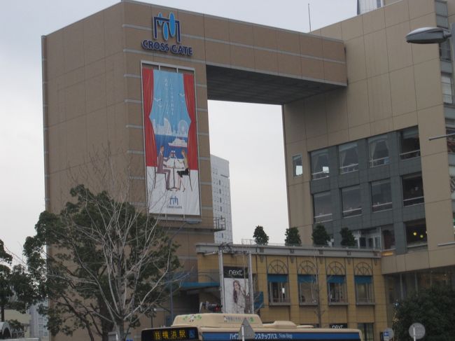 クロスゲートビルの傍を通り抜け……