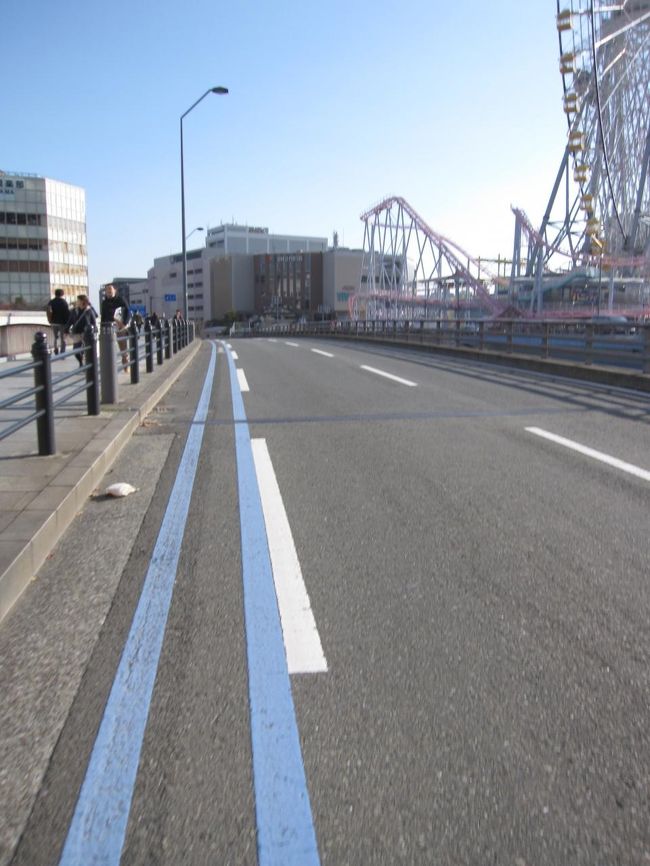 なかなかおもしろかったと言いながら、コスモワールドの傍の橋を渡る。別日撮影なので、写真の向きが進行方向と逆。