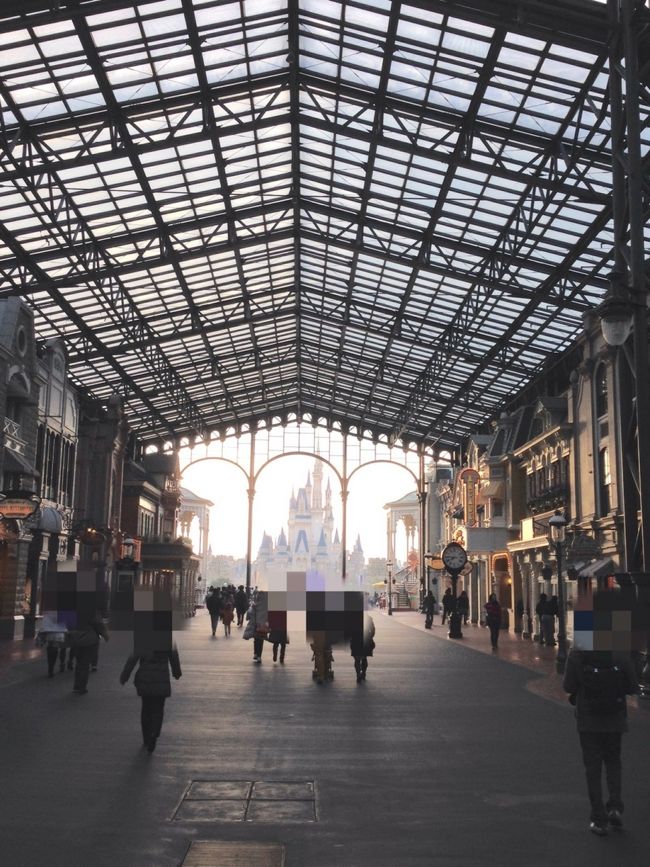 ディズニーホテル宿泊者限定の１５分前に入場できるので ランドに着いたのは ７時２０分くらいです〜<br /><br />実際 入場は５分早い開園で ７時４０分から入場開始できました〜<br /><br />ただ入場しても行動できる範囲は制限されてるので のんびりワールドバザールで １枚 （写りよくないです）<br />