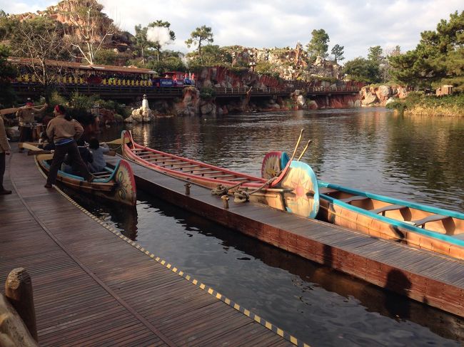 再度 ビックサンダーマウンテンのファストパスで乗れるまで時間があったので カヌーに乗りました。<br /><br />実はカヌーは初体験です<br /><br />妻と娘はテンション低めですが付き合ってもらいました（笑）<br />