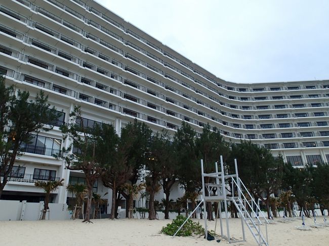 海から見たホテル