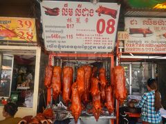 豚の丸焼きを売っている店が数軒集まっていた。

豚の丸焼きと言うとバリ島の名物だったと記憶しているが、プノンペンで見るとは思わなかった。
