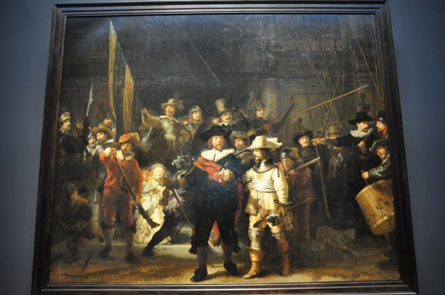 「夜警」<br /><br />実は、昼の描写。<br /><br />名画なのは、この時代は、写真と同じで、被写体の人が書いてもらう、似顔絵のようなもの。<br /><br />これは、人物が半分に切れていたり、写実的に残しているので、と。