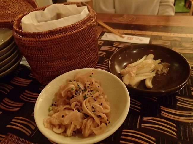 クーポンでもらったミミガーと島らっきょう<br /><br />う〜んイマイチ