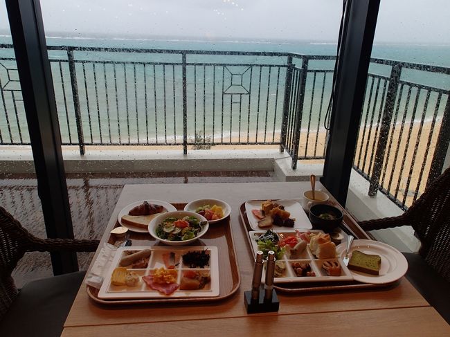 窓際の席がちょうど空きました(^^)<br />いつもツアーの時間とかに追われて気分的にのんびり朝食ができないので<br />今朝は凄くゆっくり食べれて良かった〜って2人で言ってました(^^)<br />たまには何もなくてもいいよね〜♪