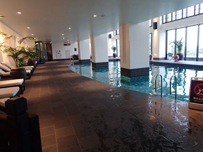 腹ごなしにブルーリーフのプールへ