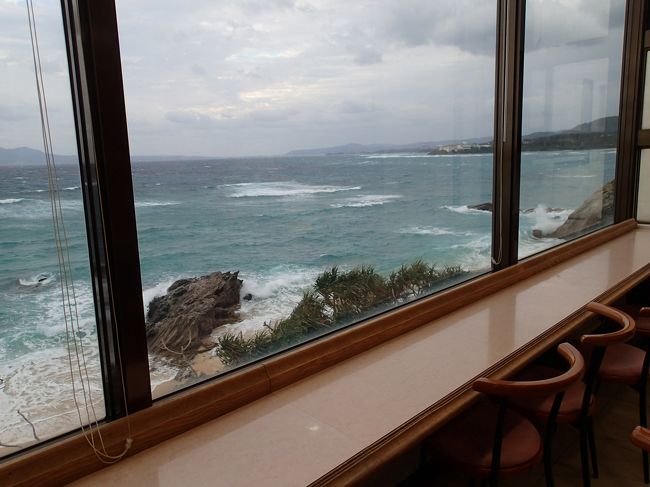 お菓子御殿の裏側は海でした。<br />風が物凄くて荒れてます。