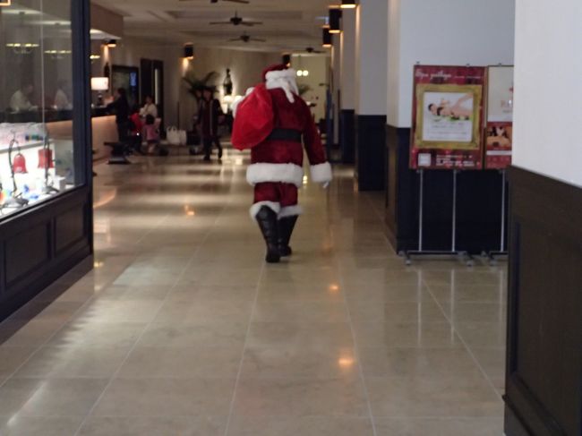 ホテルの中をサンタさんが…