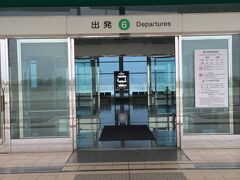 石垣島へはスカイマークエアラインズを利用するため国内線ターミナルを利用します。

6番出入口は一番奥になります。