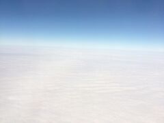 宮古島上空にて。

雲の層は厚いようです。