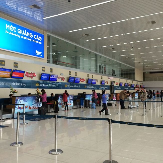 ハノイの空港、ノンバイで乗り換え。<br />ベトナムで乗り換えの場合、一度入国審査を受けてから国内線に乗り換える。<br />入国審査が終わり、荷物を受けとったら、2階のチェックインカウンターへ。<br />（スーツケースは荷物受け取り場出口で待ち構える人に預ける）<br /><br />