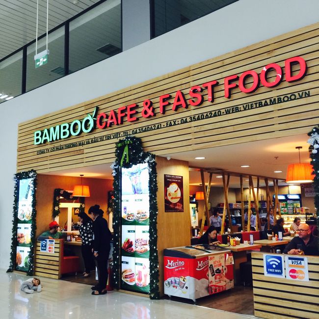 15時半フライト予定だったのに、1時間遅れになったので、ご飯を食べることに。