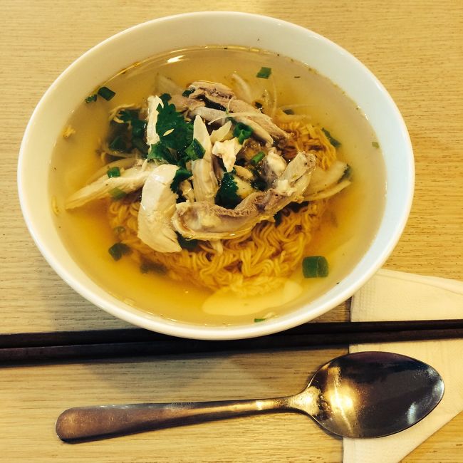 カップラーメンの麺に、フォーのスープのようなもの。優しい味で満足。<br />値段は5万ドン（300円くらい）<br />