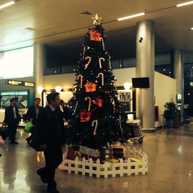 ダナン空港に到着。<br />クリスマスツリーとクリスマスソングが流れ、海外に来たんだな〜と実感。