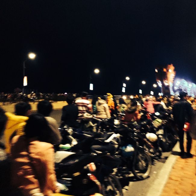 毎週土日の21時からドラゴン橋のドラゴンから火や水を吹くイベントがあり、橋は地元の人たちで溢れかえる。