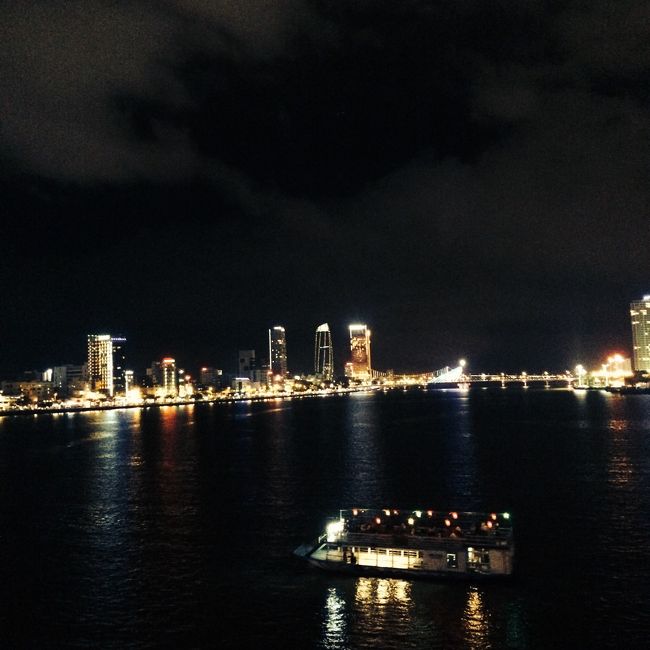 橋から見える夜景は綺麗