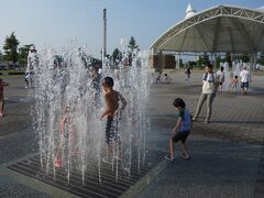 天童公園を歩いて汗をかきました。天童は温泉でも有名です。立ち寄り湯に入っていこうと思います。途中道の駅天童温泉の公園では、子供たちが下から吹き上げる噴水の中に入ってはしゃいでいます。