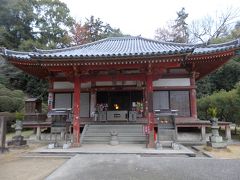 そして、同じ敷地に観音寺があります。
これは本堂ですが、お寺が違いますので、雰囲気も全然違いますね。